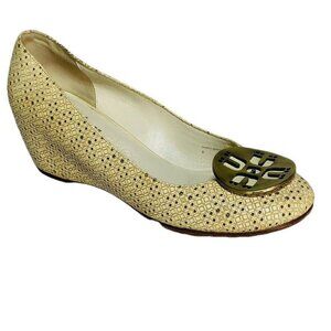 Joy Chen Womens Beige Wedge Shoes With Gold Logo Medallion Size 8